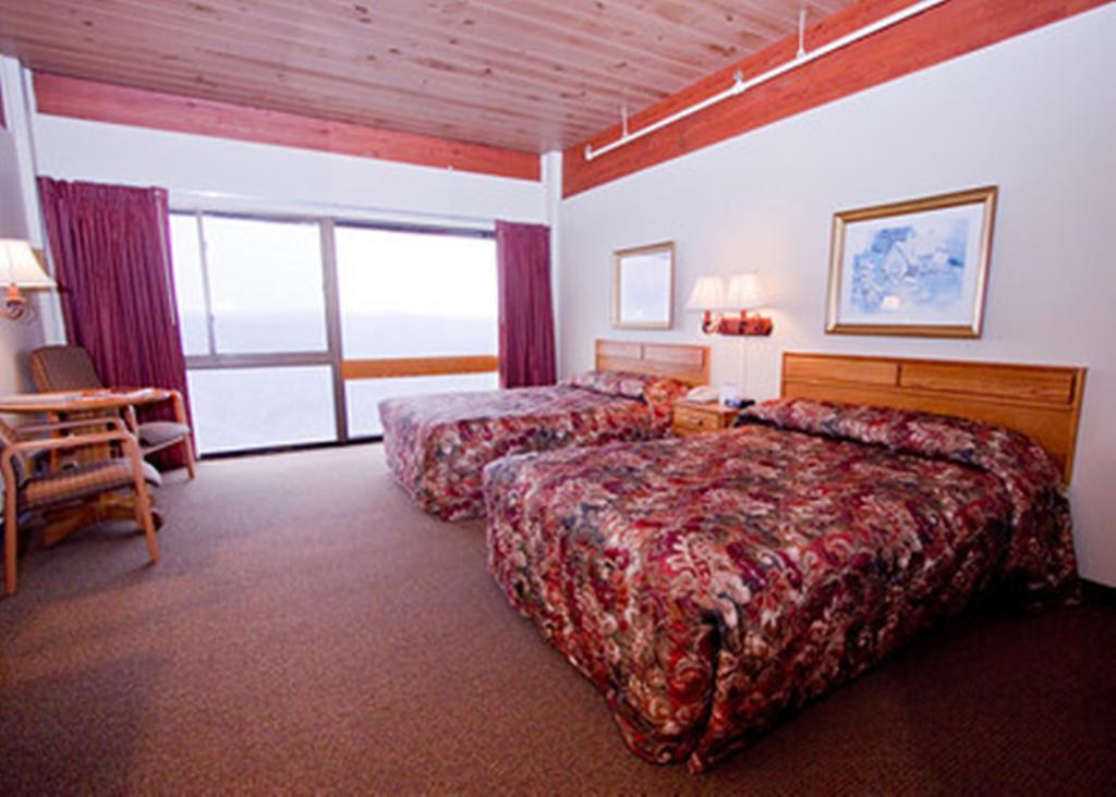 Pipestem Resort State Park Room photo