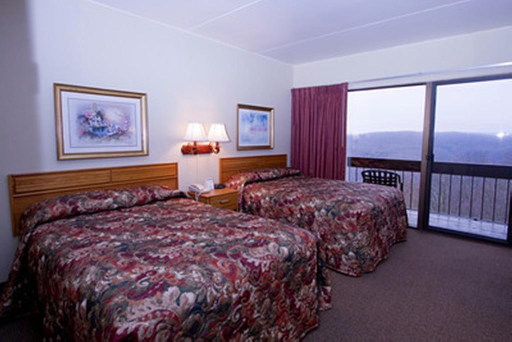 Pipestem Resort State Park Room photo