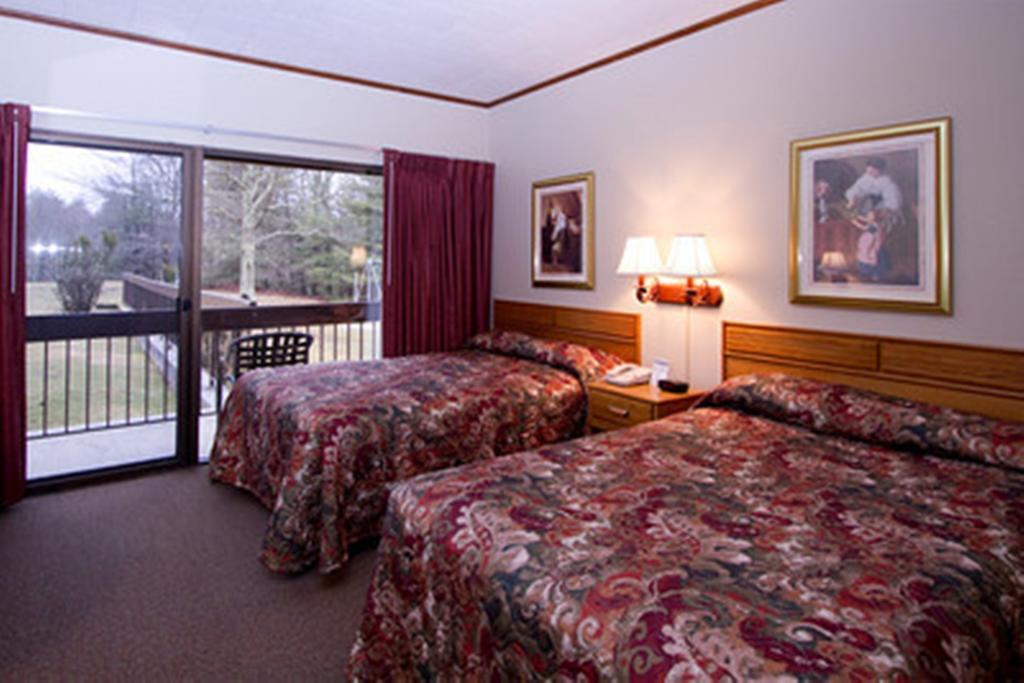 Pipestem Resort State Park Room photo