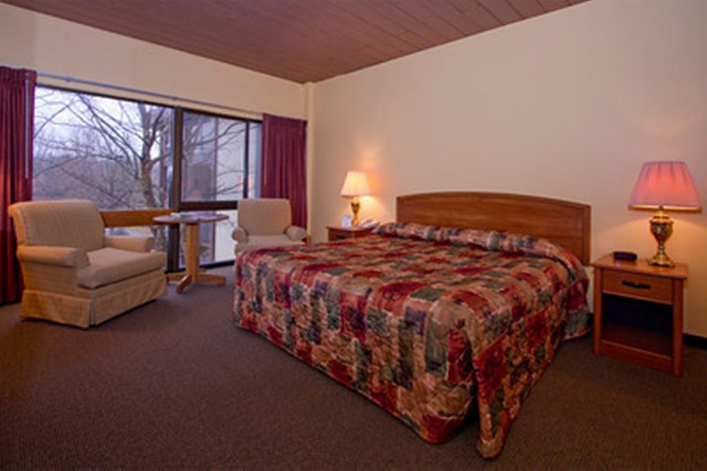 Pipestem Resort State Park Room photo