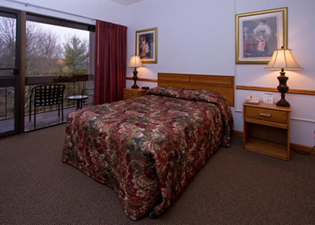 Pipestem Resort State Park Room photo