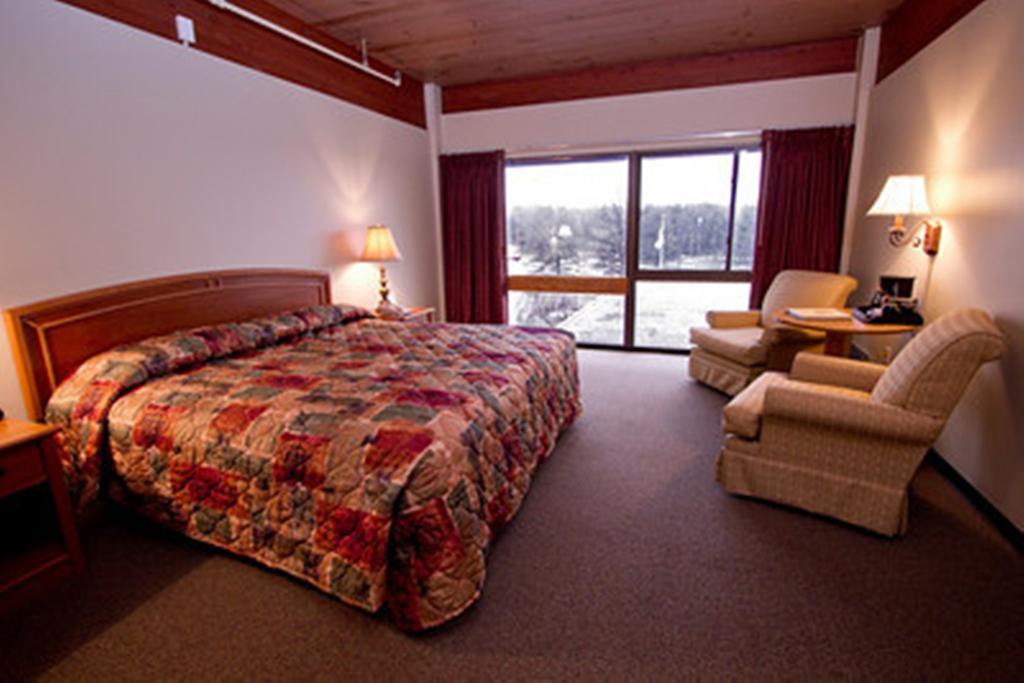 Pipestem Resort State Park Room photo